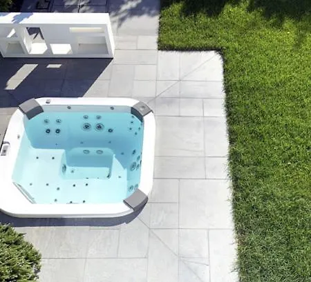 Villa Rosa Del Mare - Elegante Fronte Mare Con Jacuzzi E Giardino Privato