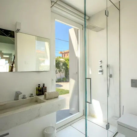 Villa Rosa Del Mare - Elegante Fronte Mare Con Jacuzzi E Giardino Privato